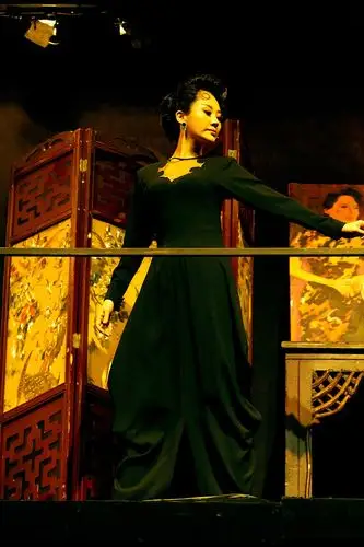 许晴穿吊带睡衣演话剧