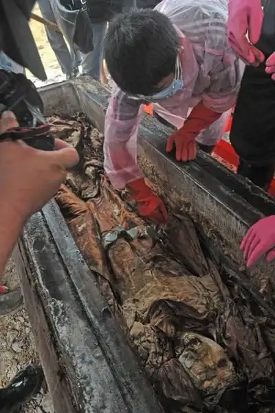 明代宁王后裔古尸出土