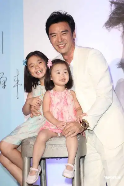 钟镇涛睽违8年再发片 女儿站台抢风采