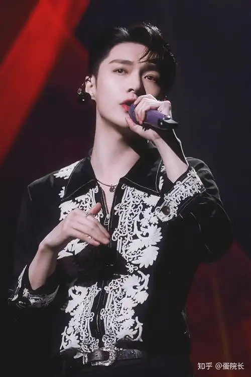 张艺兴值得吗?有些什么很棒的图片.