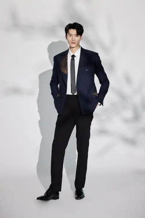 龚俊百花迎春造型图喜迎新年看俊俊用歌声唱响未来