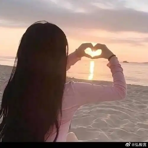 背影比爱心的美女比心图片唯美手势人物背面爱心图正在打卡的唯美女子