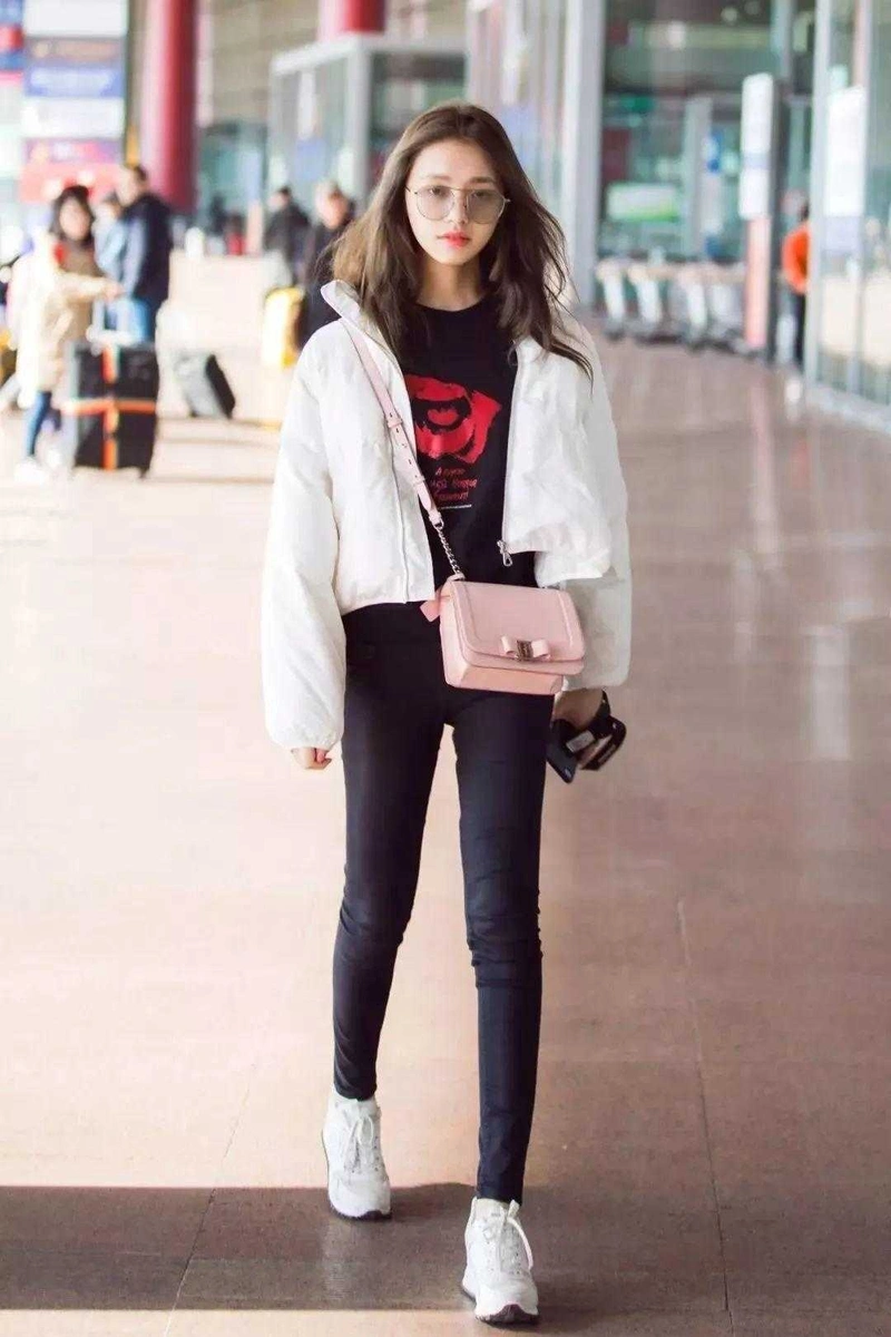 高露衣服品味在线,穿白色羽绒服搭针织衫走机场,简约高级又时髦