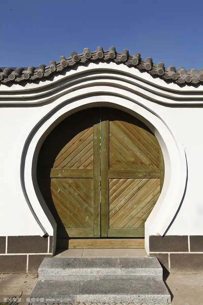 中式的圆拱木门