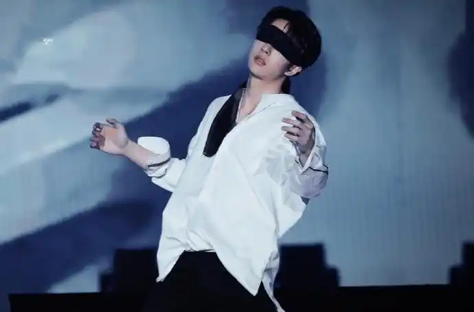 王一博#/#王一博陈宇#王一博的蒙眼舞 意境太棒了他在台上跟台下很不