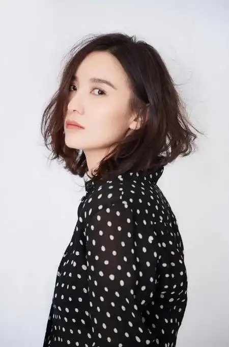 宋佳:靠"吊带"上位,与已婚名导同居,43岁的她活的潇洒又洒脱