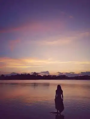 一个人海边孤独图片