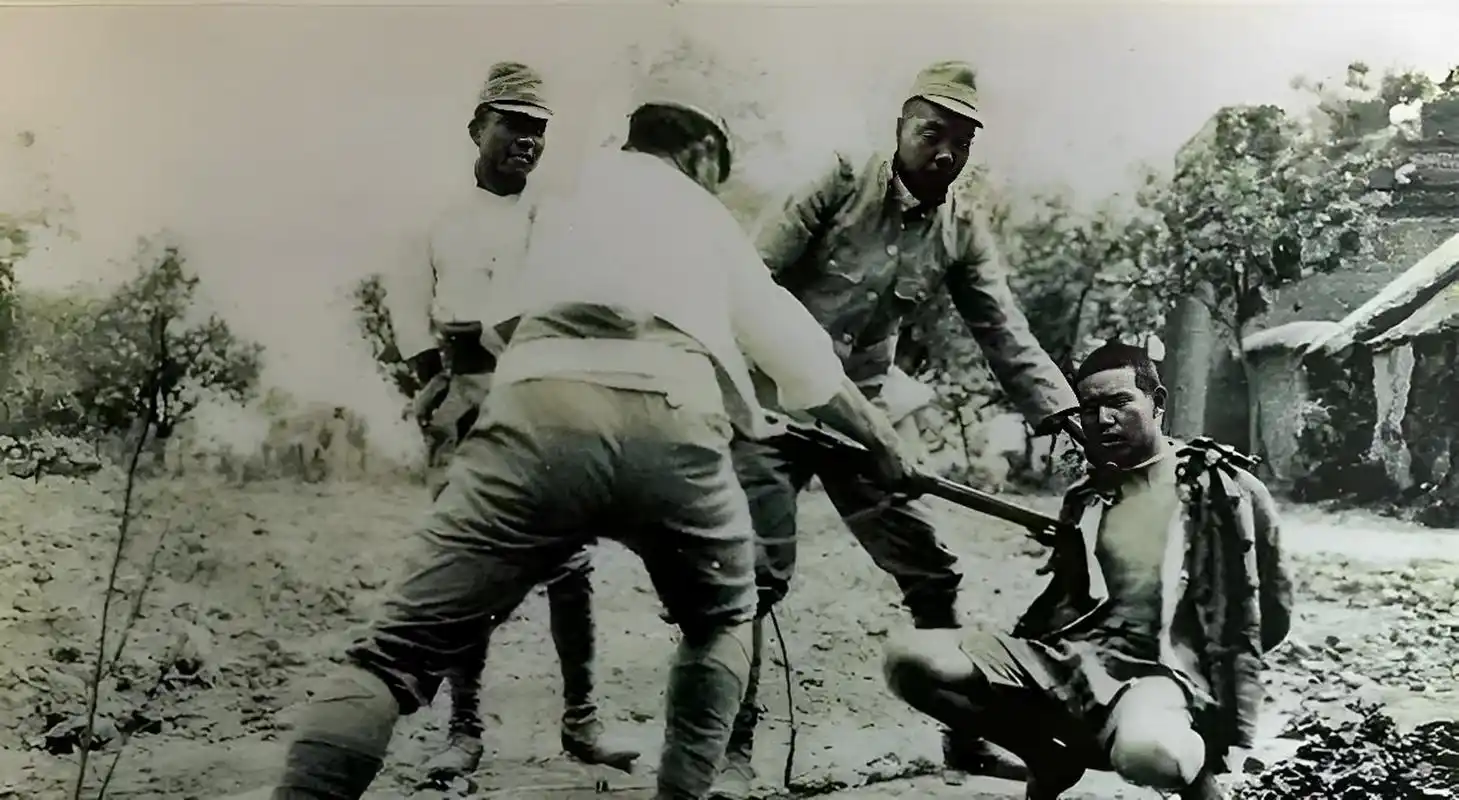 1938年,日军杀害我军战士的老照片,图片 战士被俘虏打伤,难以安坐,而