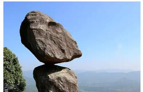 世界最危险的石头之一悬立在贵州大山里轻轻一推摇摇欲坠