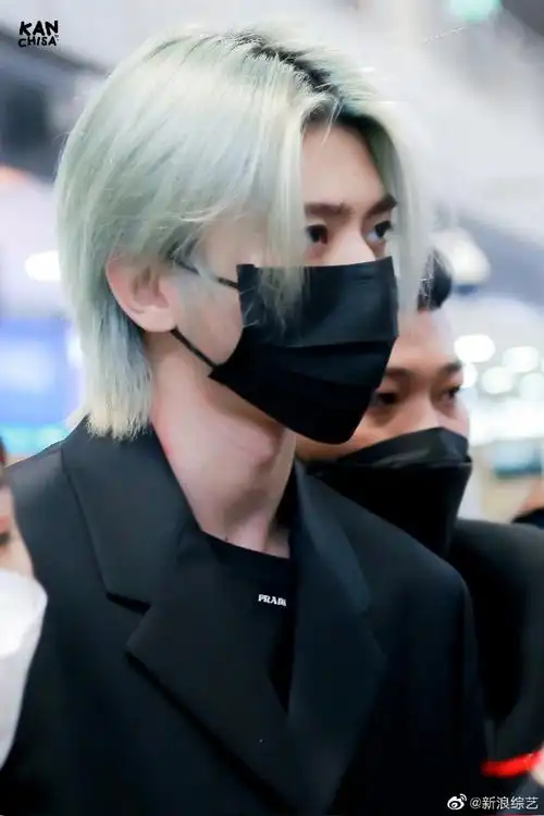 蔡徐坤头发已经褪色了##蔡徐坤回国机场饭拍