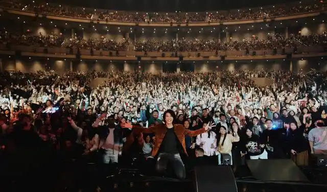 王力宏回归演唱会路人视角曝光,冻龄又温柔,还与数位迷妹握手