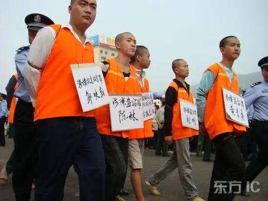 体育中心召开"打黑除恶"公捕公判大会,公开对124名犯罪嫌疑人执行逮捕