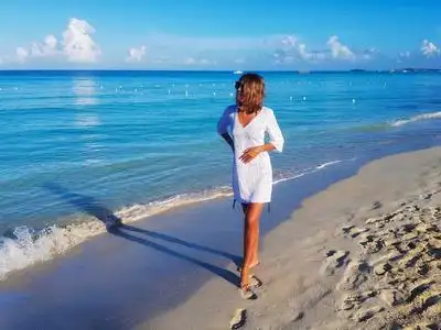 在海滩上穿比基尼的女孩在加勒比海,牙买加,风景优美的加勒比海,女孩