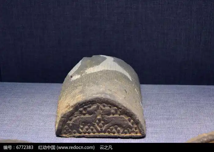 乳钉双鹿纹半瓦当