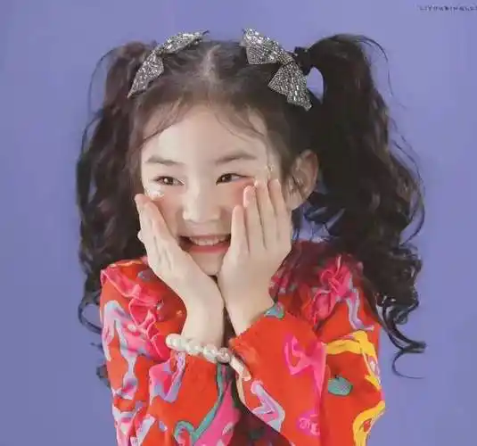 戚薇李承铉一家三口现身环球影城6岁小lucky甜美可爱长腿抢镜