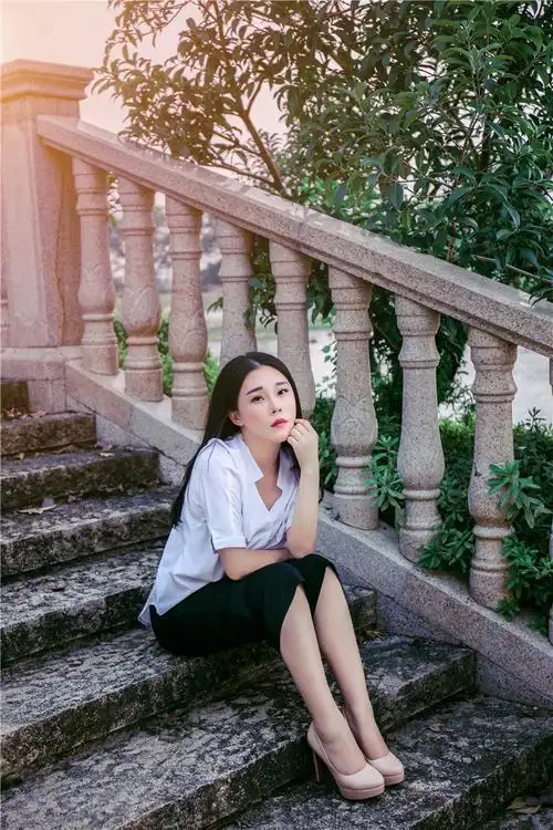 江西女孩梓冰最新伤感情歌《荒城》和大家动情见面了!