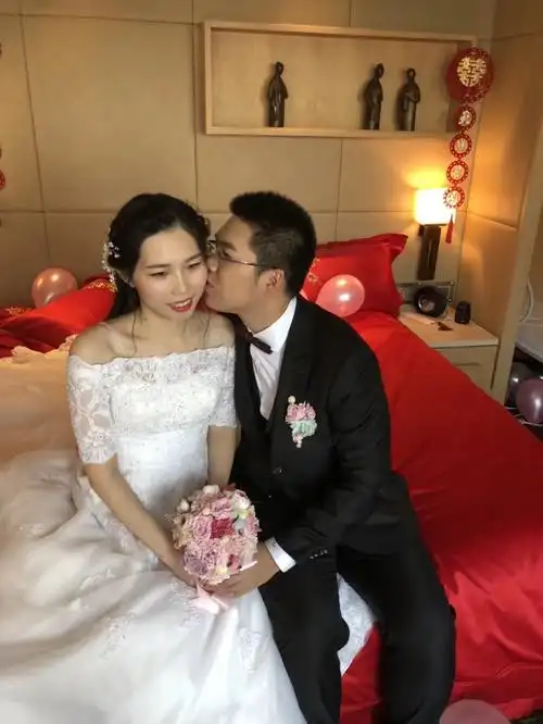 檀啸亲吻贾罡璐大秀恩爱