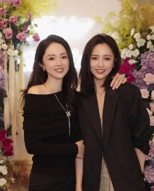 佟丽娅晒与董璇合照为其庆生隔空嘟嘴亲亲好有爱