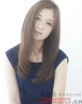 一头金桐色系的长发内扣烫发发型,自然的披散在胸前,刘海设计成厚重的