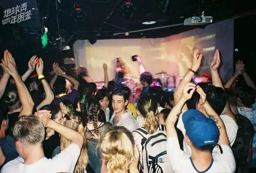 地球青年 | 深夜在北京蹦迪的年轻人