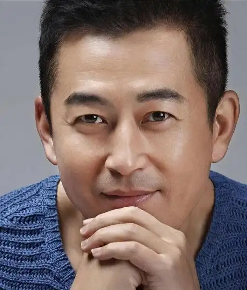 他是王志飞的聋哑父亲打零工供儿子上学儿子用慈善方式怀念他