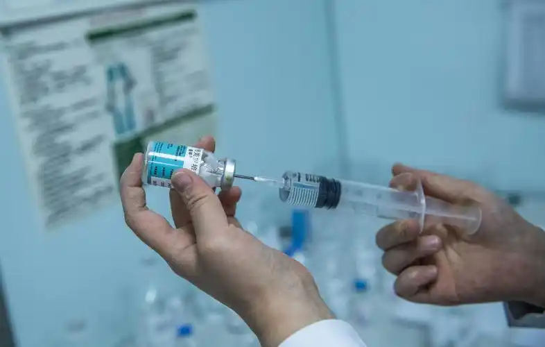 抗疫吻别夫妻的双护士生活