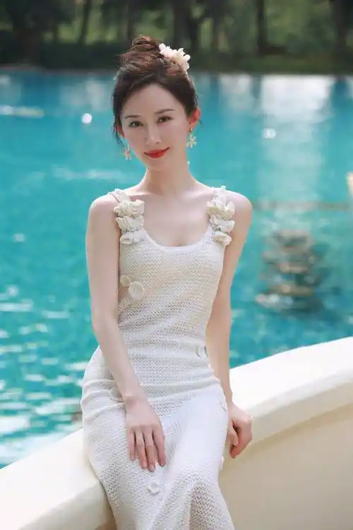 舒畅的清水淡妆好有夏天的感觉!白裙清新粉裙甜美,各种风格随心所欲