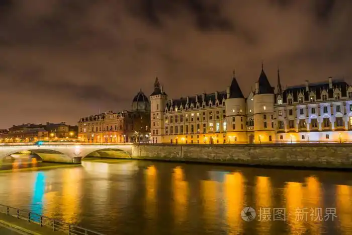 巴黎塞纳河畔晚上