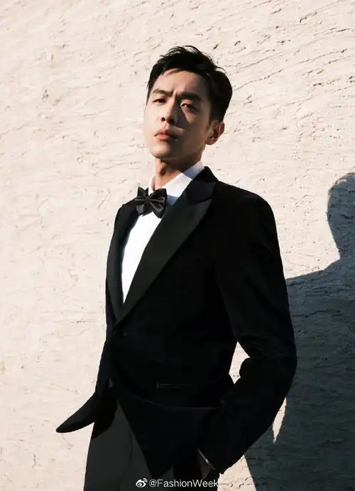 张若昀情景讲述镜头里的人民#张若昀黑西装简直就是绝杀!