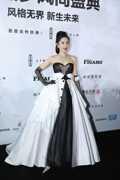 曾黎真是太养眼身穿亮片连衣裙好吸睛大秀美腿真撩人