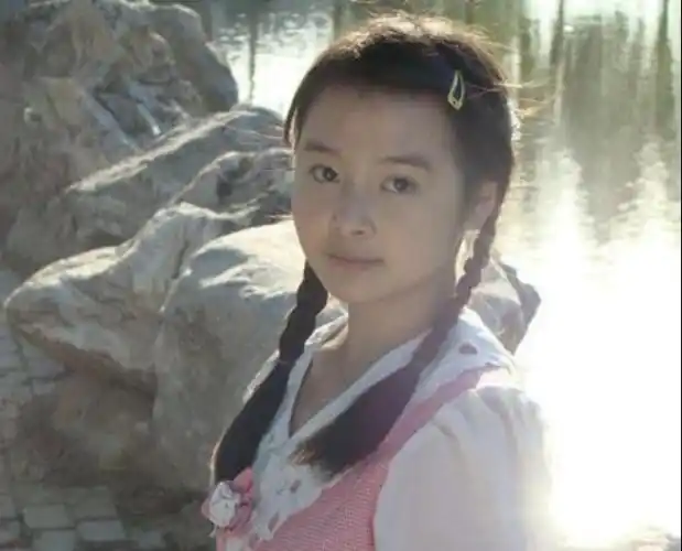 释小龙和杨丽晓结婚照(杨丽晓14岁把初恋给了释小龙)