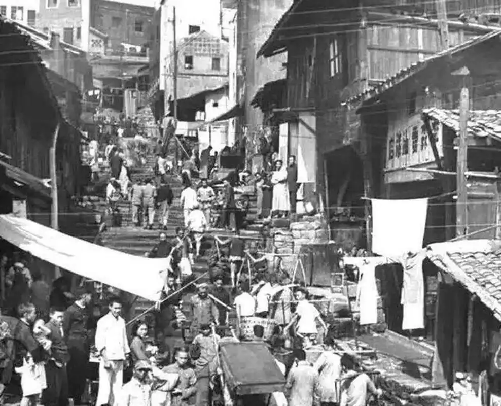 领动计划# 【故乡老照片】七十年代重庆磁器口赶场的人.