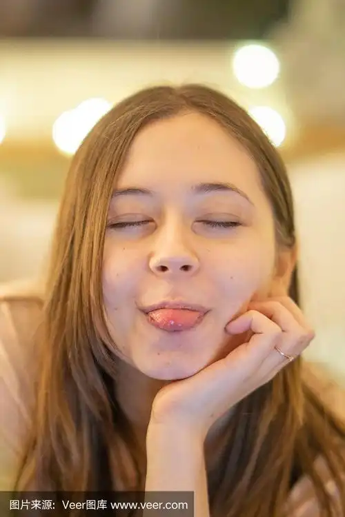少女吐着舌头