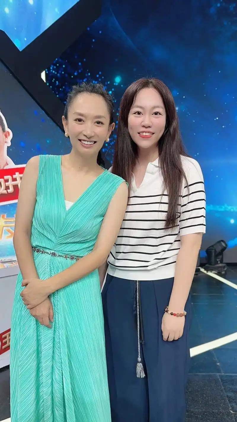 王芳好书榜 每月23号都有了特殊的意义! 感谢@主持人王芳 - 抖音