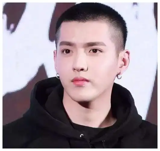 男明星剃寸头如换脸肖战杨洋成硬汉王源秒变型男