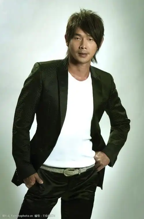 黄品源写真照图片