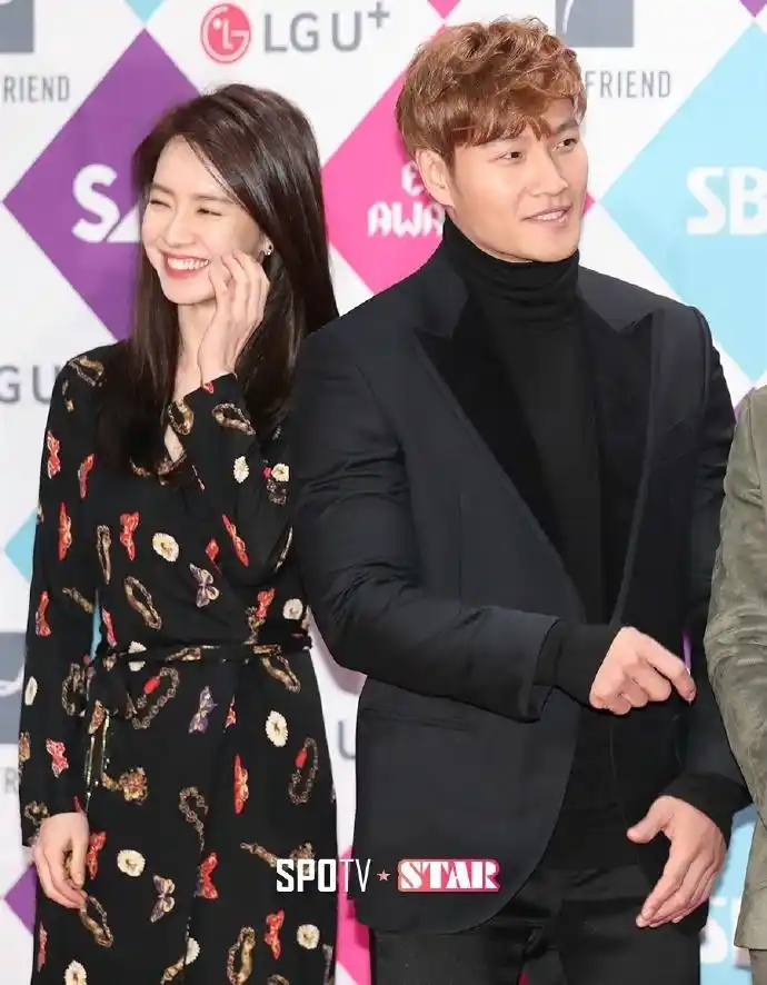 心酸金钟国宋智孝最后一次代表rm走红毯