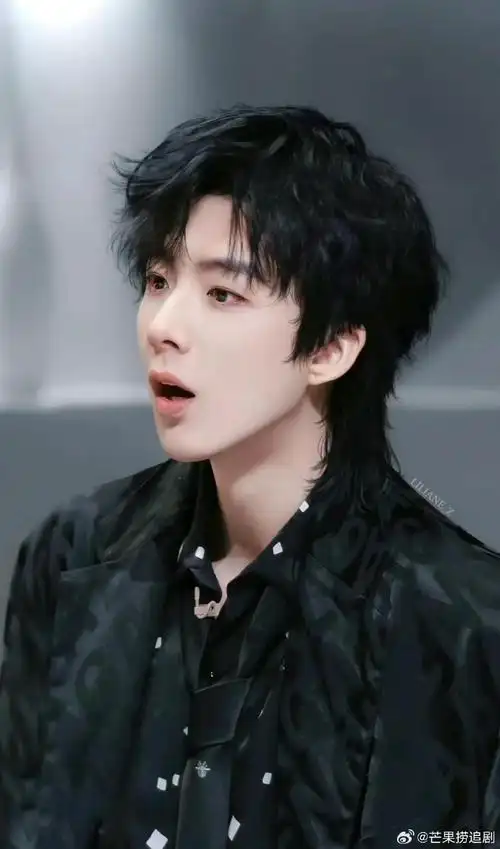 质疑刘宇宁颜值的,都忘了,他是素人期全民见的最多的吧,批颜值这就有