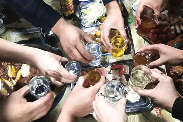 工头请大伙吃饭喝酒,吃完去结账时,工头看到账单被气得直冒火_工地