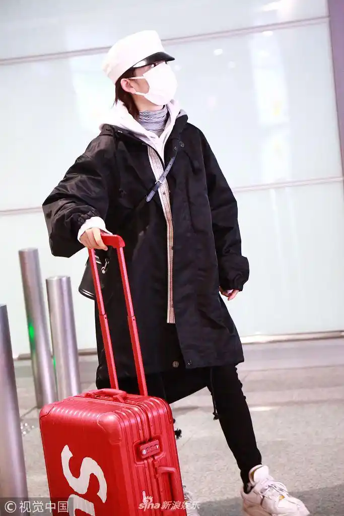 组图:谢娜全副武装现身机场力求低调 手捂鼻子不时咳嗽似感冒