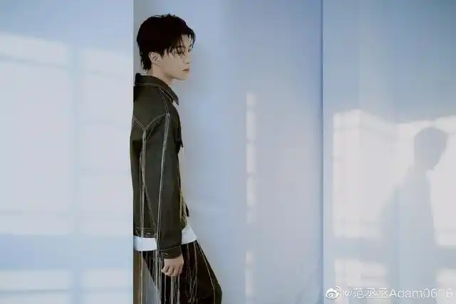 19岁范丞丞被拍到饭店内抽烟动作娴熟乖巧人设崩塌