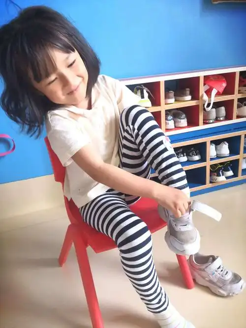 熟练的穿鞋?没问题!