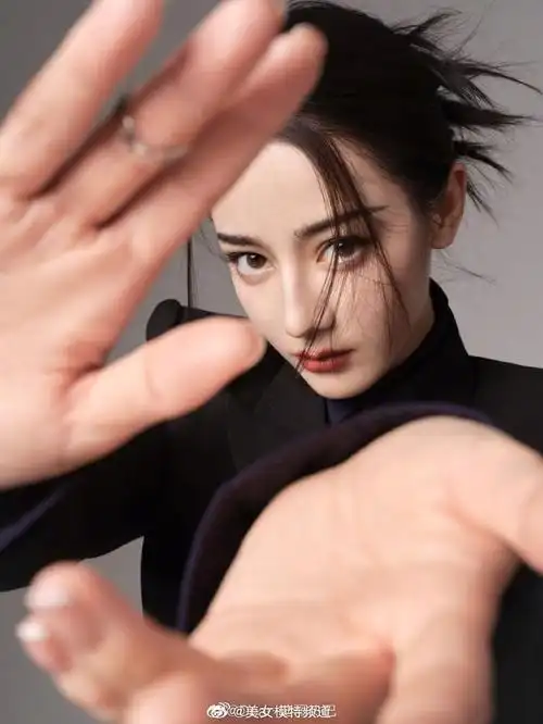 迪丽热巴最新黑西装大片释出 毽子头红唇酷飒十足__财经头条