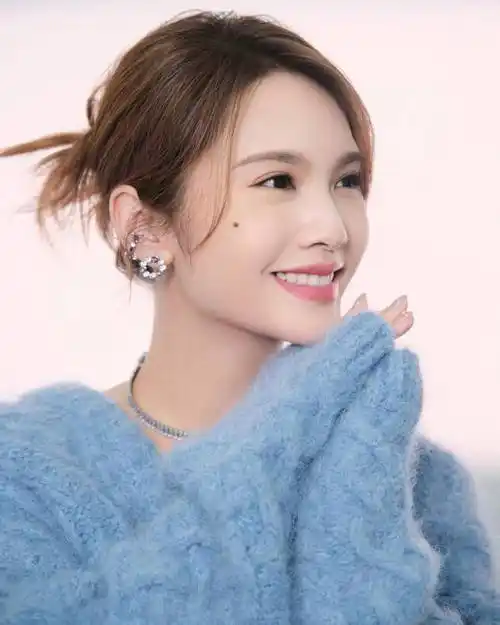 杨丞琳《我们的歌》浅蓝色毛衣造型写真 五官精致笑容治愈_造型_写真
