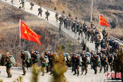 武警新兵野外百公里徒步拉练:在山区行军