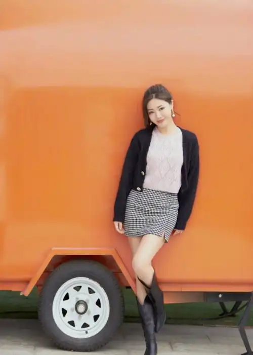 谁说腿直就好看,看看邓家佳的"月牙腿",这才是男士最爱