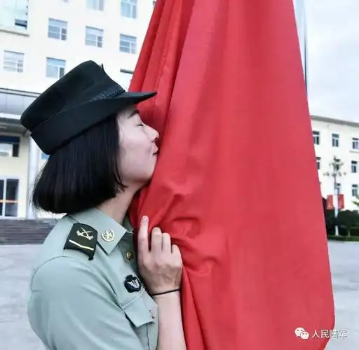 向军旗敬礼女兵告别不一样的青春