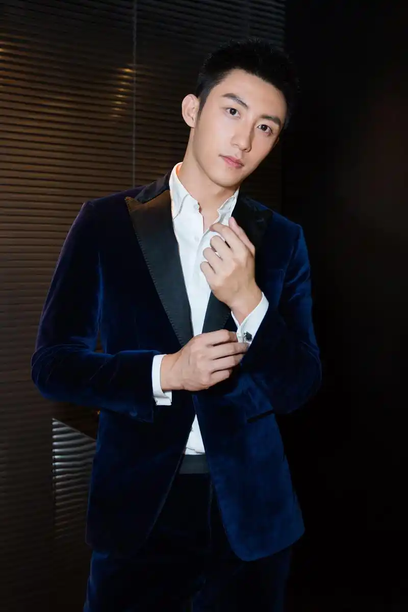 黄景瑜盛装出席instyle偶像盛典 西装造型尽显绅士魅力