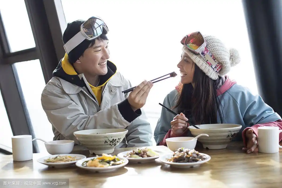 快乐年轻情侣在餐馆吃饭