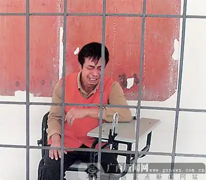 看守所里,黄某懊悔痛哭.王荣军 摄